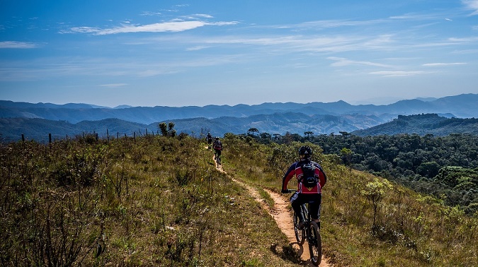 Faire du vélo sur des terrains accidentés : les avantages du VTT tout suspendu